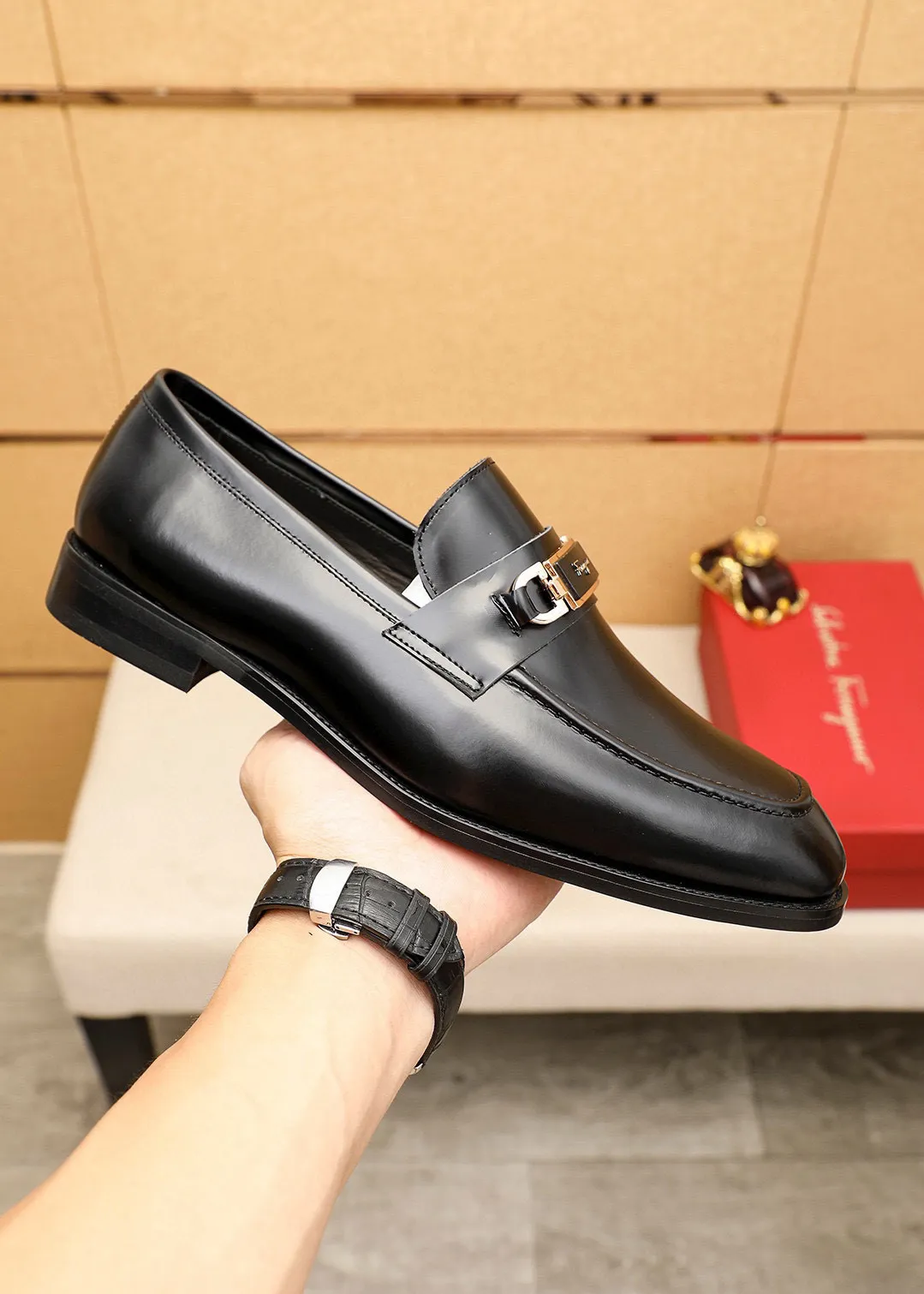 Men's shoes💰460💰 Product trademark: Ferragamo "Ferragamo" casual leather shoes Regular size: 38-44 (45🉑️customized) Product materials: Selected imported first-layer open-edge beaded cowhide leather upper + luxury hardware buckle, imported water-dyed cowhide leather lining. Strong three-dimensional visual effect, original outsole color: 1⃣️color optional
